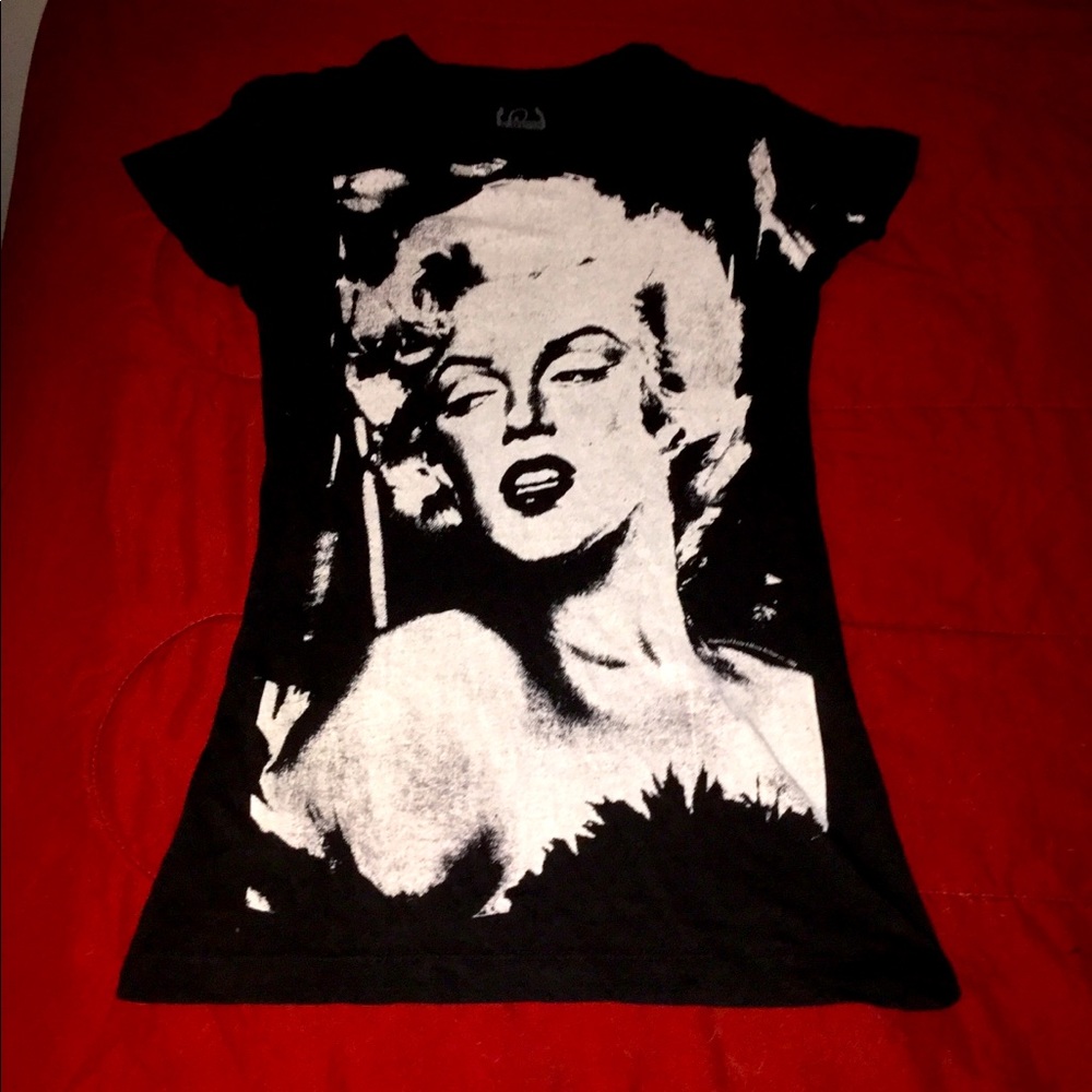 Marilyn Monroe shirt.